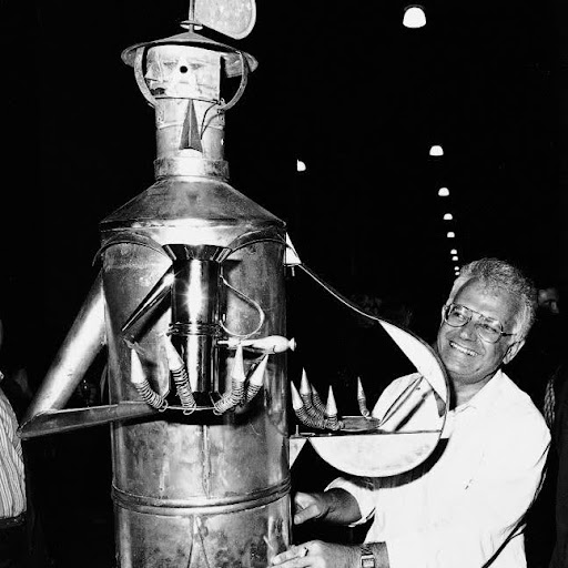 Riccardo Dalisi con un robot caffettiero, 1980s. Fotografo: Ugo Macagliano. Courtesy Archivio Fotografico Alessi.